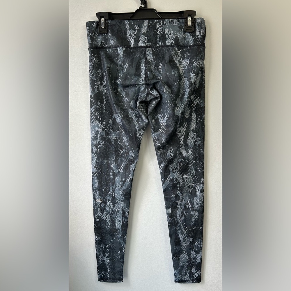 Alo Yoga Airbrush Full Length Leggings Black/Gray Python Snake Women’s Sz Small - Picture 9 of 10